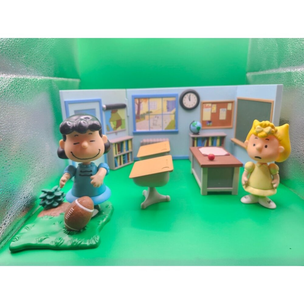 Wonderful~Vintage 2002~PEANUTS GANG PLAYSETS~Sally In Classroom~Lucy w/ Football